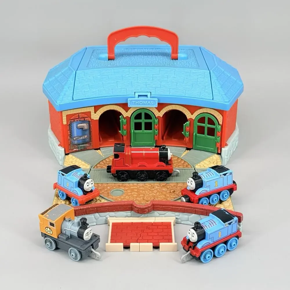 Learning Curve 2002 Thomas Tank Train Engine Station Round House Take Along +